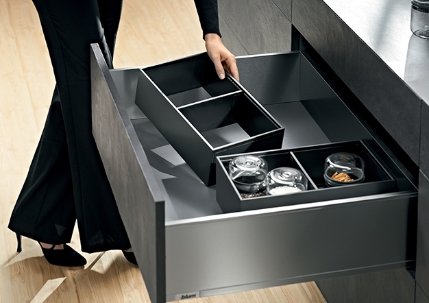 פתרונות אחסון לסידור וארגון מגירות המטבח BLUM | בלורן מוצרי פרזול איכותיים