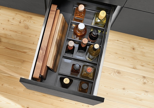 פתרונות אחסון לסידור וארגון מגירות המטבח BLUM | בלורן מוצרי פרזול איכותיים