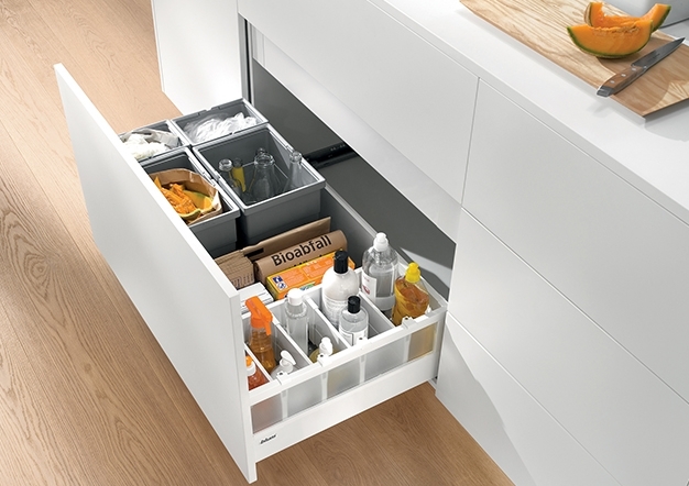 פתרונות אחסון לסידור וארגון מגירות המטבח BLUM | בלורן מוצרי פרזול איכותיים