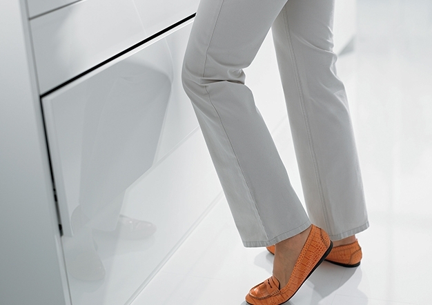 פתיחה ללא ידיות - רעיון עיצובי חדש מבית Blum - בלורן מוצרי פרזול איכותיים פתיחה ללא ידיות - רעיון עיצובי חדש מבית Blum - בלורן מוצרי פרזול איכותיים