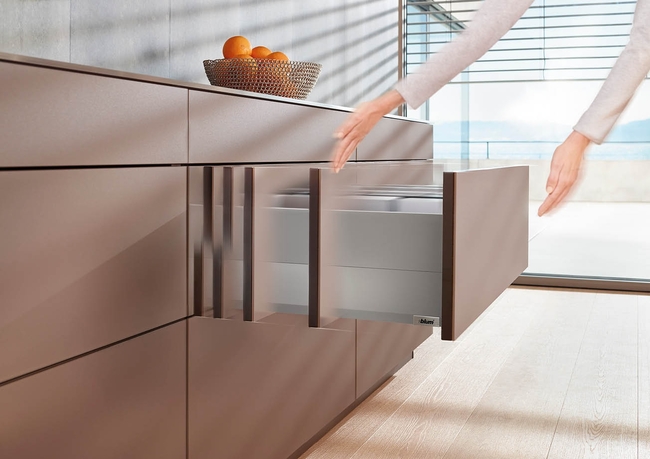 טיפ-און בלומושן: מנגנון מכאני לפתיחה בלחיצה ולטריקה שקטה (למגירות)