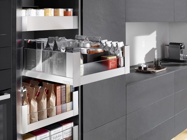 מגירות למטבח עם מנגנון טיפ-און בלומושן מגירות למטבח עם מנגנון טיפ-און בלומושן