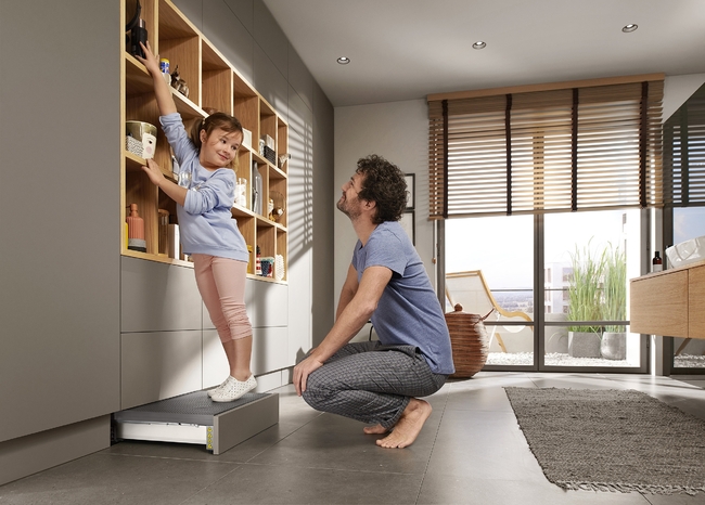 BLUM מדרגת ספייס סטפ