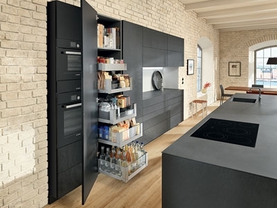 מזווה למטבח עם מגירות של חברת BLUM | בלורן מוצרי פרזול איכותיים