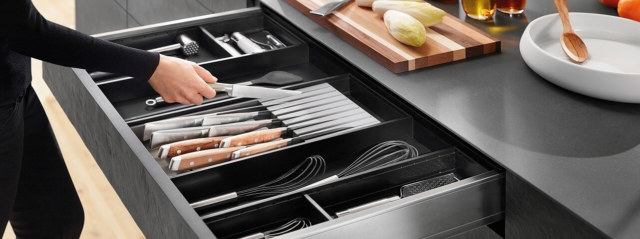 פתרונות אחסון לסידור וארגון מגירות המטבח BLUM פתרונות אחסון לסידור וארגון מגירות המטבח BLUM