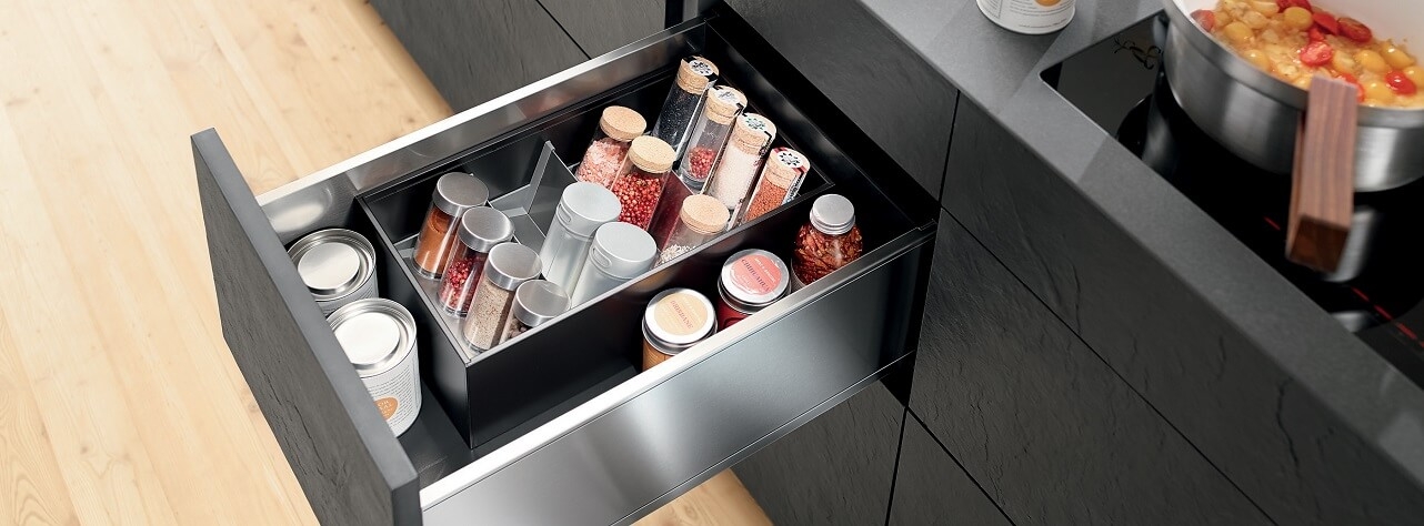 פתרונות אחסון לסידור וארגון מגירות המטבח BLUM פתרונות אחסון לסידור וארגון מגירות המטבח BLUM