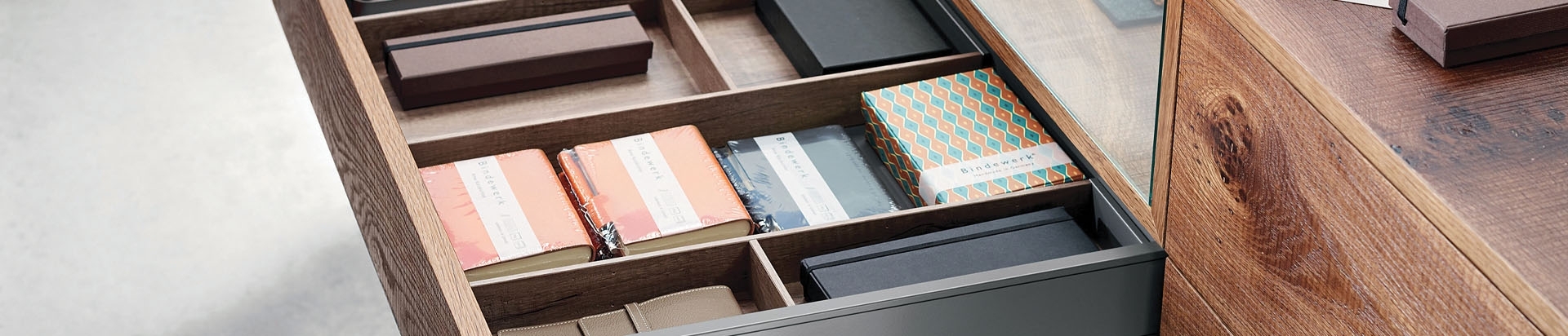 מגירות BLUM למשרד הביתי | בלורן מוצרי פרזול איכותיים