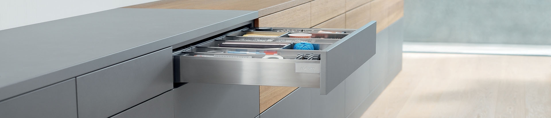 מגירות BLUM למשרד הביתי | בלורן מוצרי פרזול איכותיים