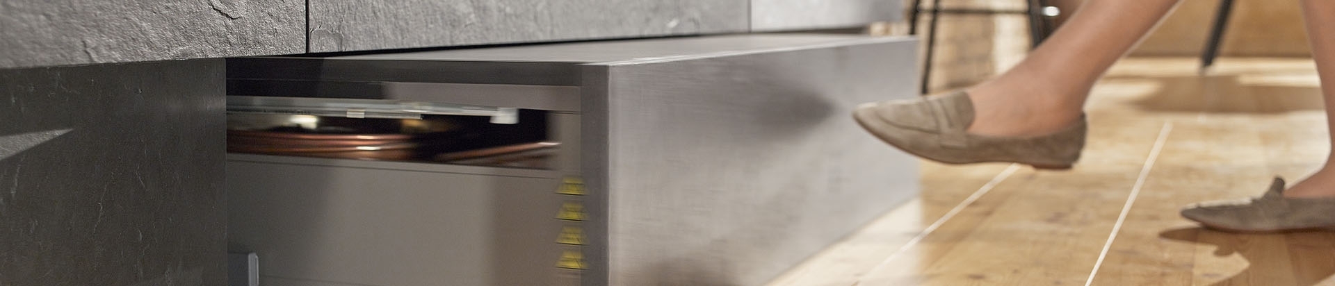 פתרונות אחסון וסדר לסלון | בלורן מוצרי פרזול איכותיים