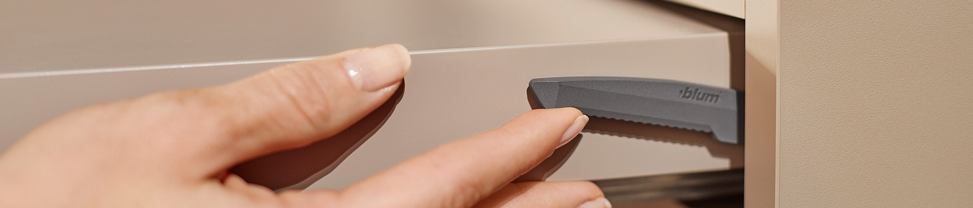 מסילות למדפים נשלפים | בלורן מוצרי פרזול איכותיים